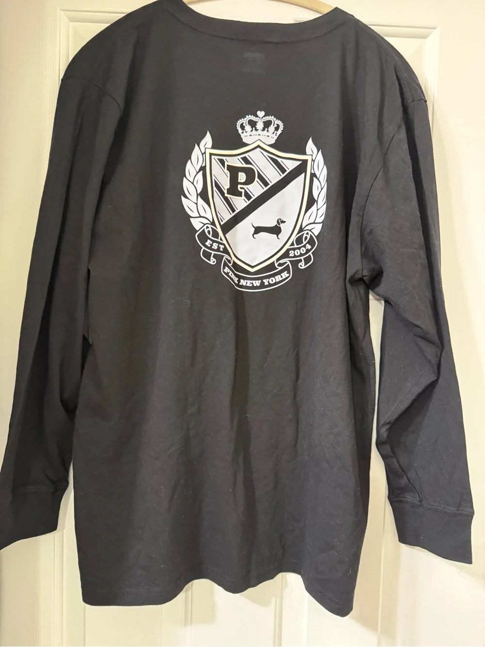 PINK Victoria's Secret Black Long-Sleeve Crew Tee with Crest Logo -size L *NWT